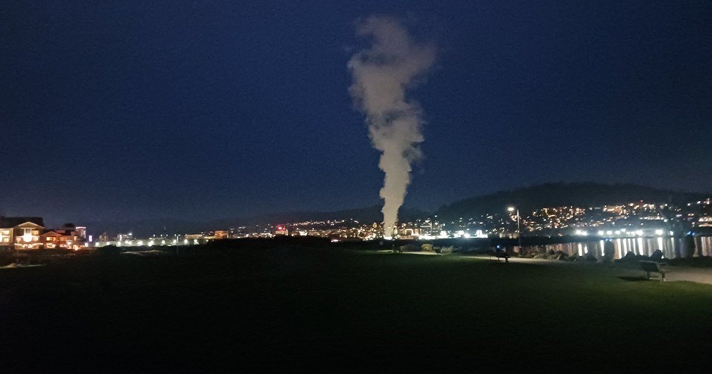 Fjernvarmerør lægges i udgravning ved bolig