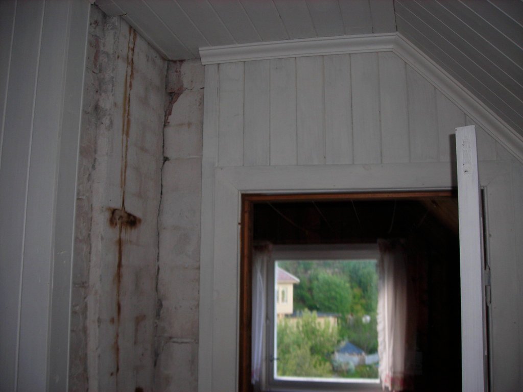 Håndværker efterisolerer loft i dansk parcelhus – efterisolering pris og tilskud