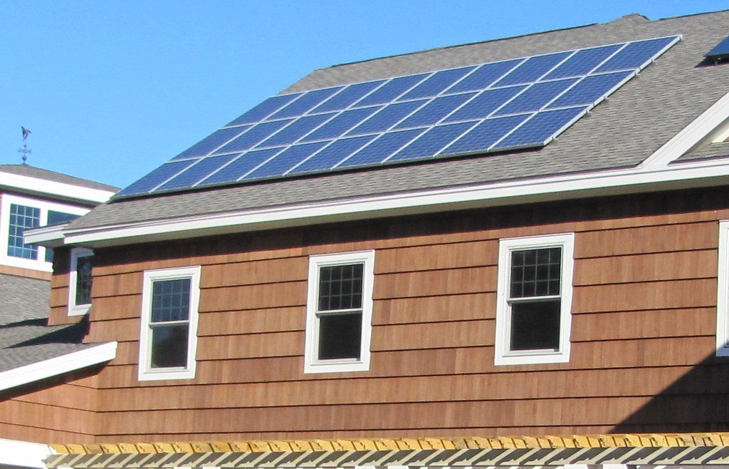 Nybygget hus med solceller på taget – illustration af krav i ny byggelov 2027 og BR27