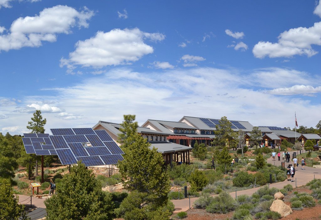 Solceller monteret på tag på dansk villa – solceller regler 2026